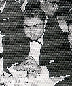 gransopi's tweet photo. En 2007, en un documental, Mario Kreutzberger afirmó que su padre hab��a estado detenido en el campo de concentración de Majdanek (Polonia)

Su familia llegó a Chile en 1940

El Campo mencionado se construyó en 1941, no coincide

Era mentira, el documental fue borrado de internet https://t.co/hlBKsu5NNe