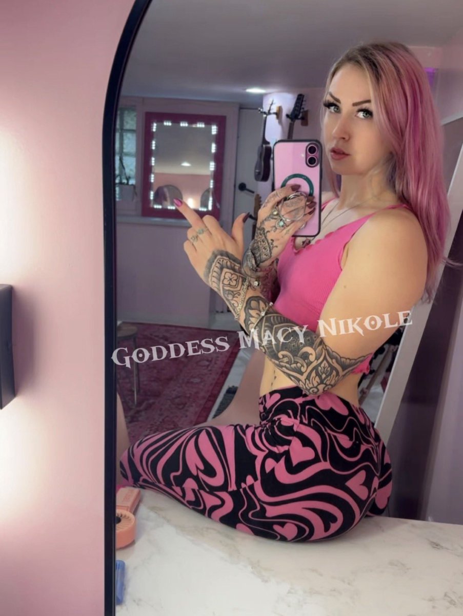 macy_nikole_'s tweet photo. Always have, always WILL wear pink!🩷💋 https://t.co/AbFvlDo0sp