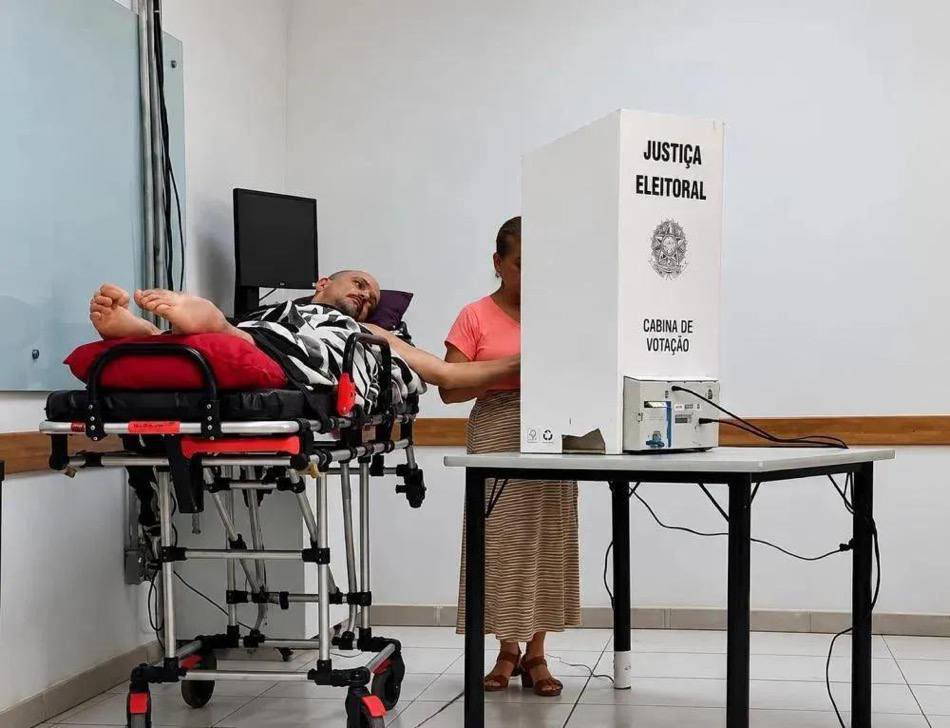 MidiaNINJA's tweet photo. Tetraplégico há nove anos, Cláudio Lopes dos Santos, de 52 anos, votou no segundo turno em Conceição do Coité (BA), com ajuda de voluntários da Brigada Águia Resgate.

Foto: Brigada Águia Resgate https://t.co/K9Se2TjsVU