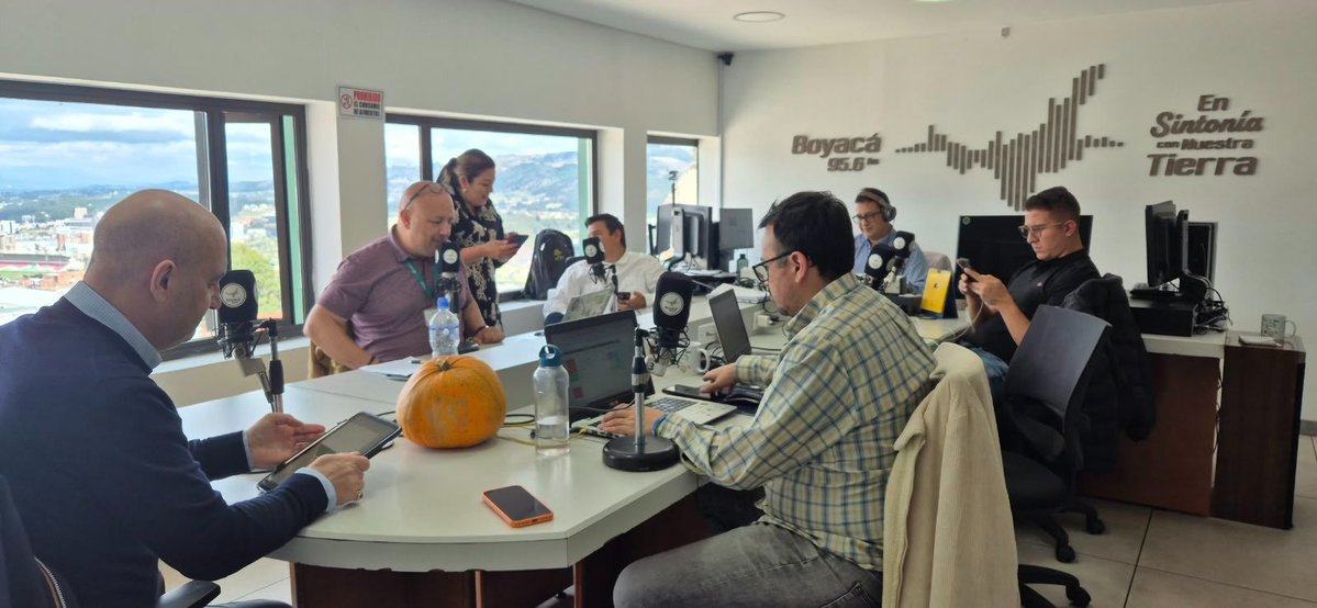 FIP_AL's tweet photo. #Colombia🇨🇴: el secretario general de la FIP, @abellanger49, se encuentra en el país en el marco de la Misión Sindical Internacional de Solidaridad. Fue recibido por @FECOLPER y este lunes brindó entrevistas en @Boyaca95_6FM y @CaracolRadio. https://t.co/BAuzUXY9mO
