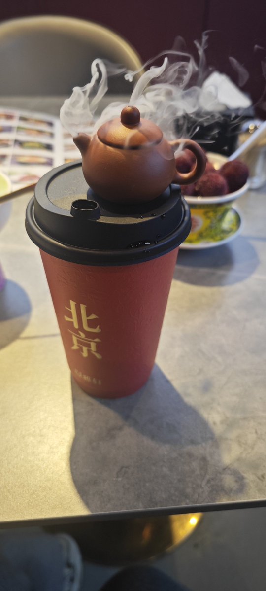 aiueotamage's tweet photo. 「今日は運勢がいい感じ、烏龍茶とテンパり具合のバランスが絶妙」 https://t.co/PEZo4Gs2Zz