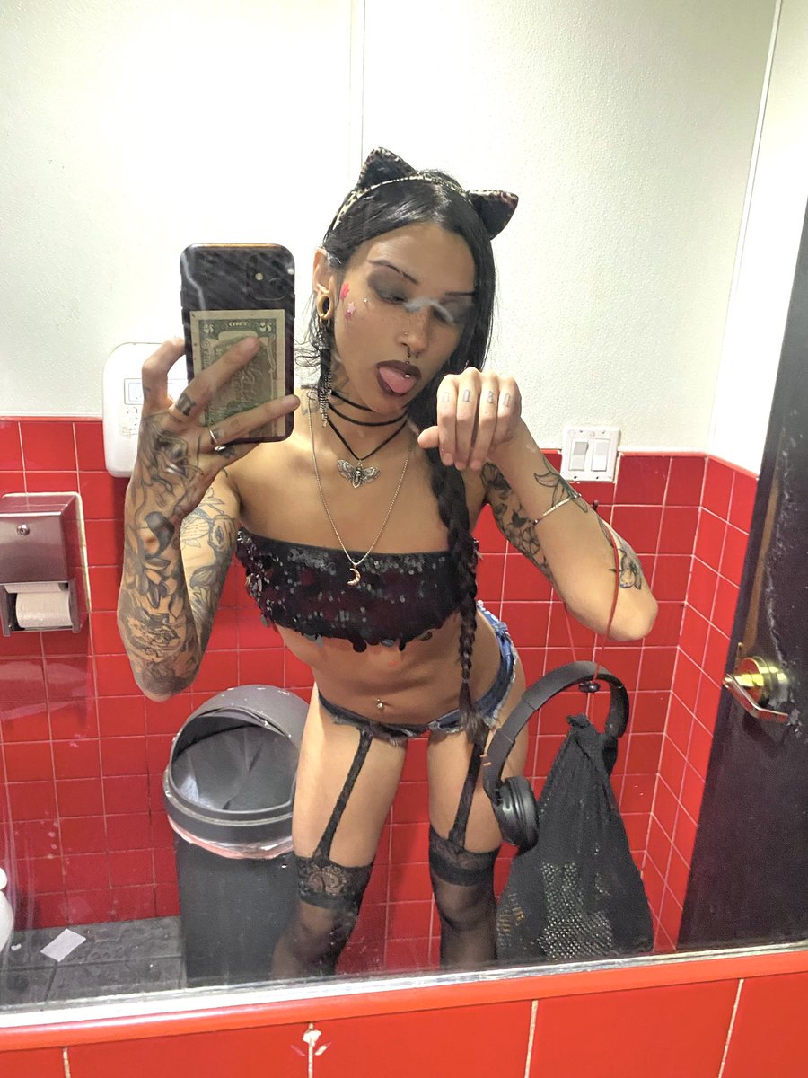 lunamoonrivas's tweet photo. You like my work costume? :3🐈‍⬛🦇🩶 https://t.co/GZZyDaAMNW