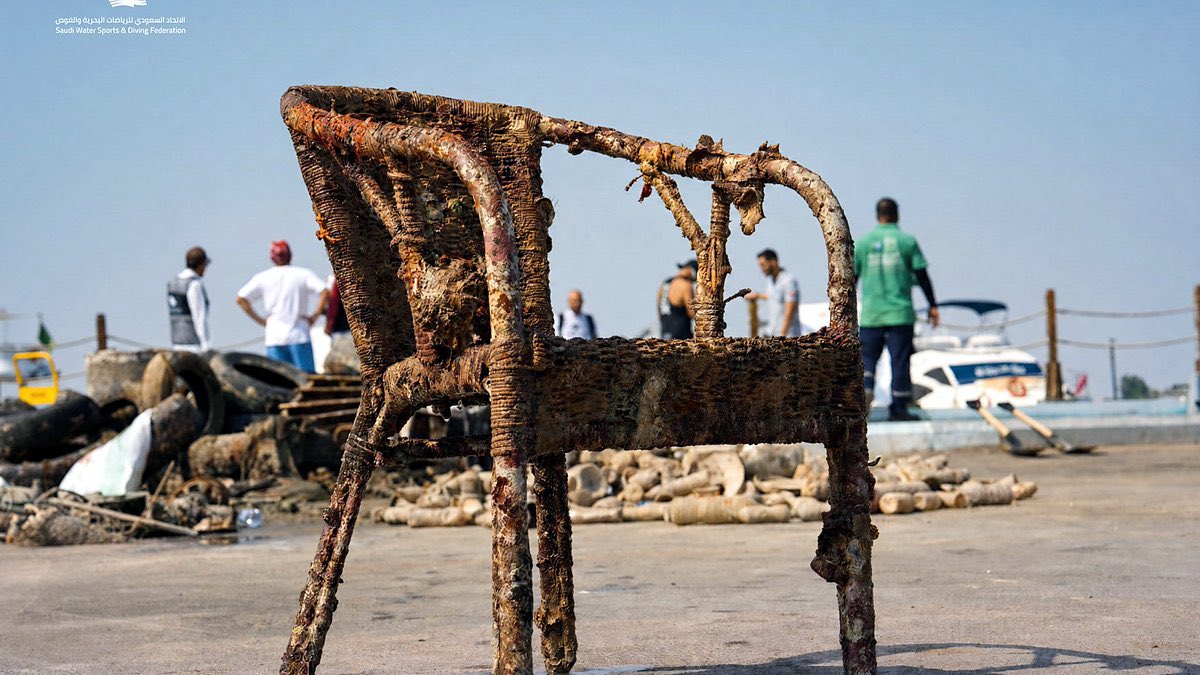 makkahregion's tweet photo. ضمن المرحلة الأولى من مبادرة «البحر بحرك» وبالتعاون مع عدة جهات ..
"مواصلات جدة" تُزيل 7.263 أطنان من المخلفات البحرية بمرسى جدة، خلال 6 أيام، بمشاركة 419 غواصًا ومتطوعًا نفذوا 227 غوصة https://t.co/zHeI1oh6U5