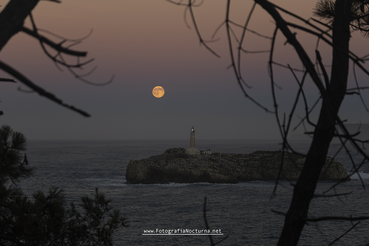 jmmpereda's tweet photo. Luna llena de hoy por el Faro de Mouro #Santander
#IslaDeMouro #FaroDeMouro #BahíaDeSantander
#Santander #Cantabria #CantabriaInfinita #LunaLlena
#FullMoon #FotografíaNocturna
#PostureoCántabro #NorteDeEspaña
#MarCantábrico #TurismoSantander #VisitSantander #SantanderEnamora https://t.co/o0zK4Vnx9H