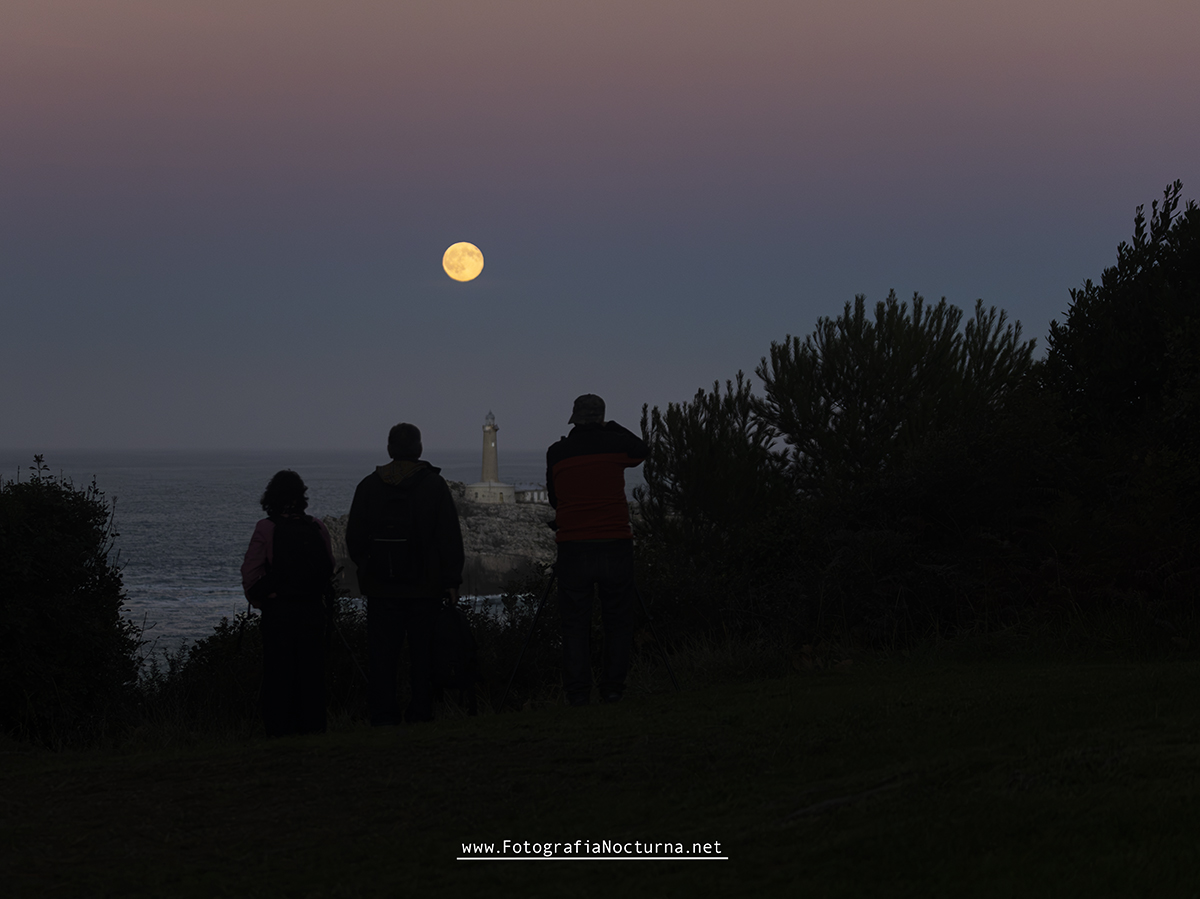 jmmpereda's tweet photo. Luna llena de hoy por el Faro de Mouro #Santander
#IslaDeMouro #FaroDeMouro #BahíaDeSantander
#Santander #Cantabria #CantabriaInfinita #LunaLlena
#FullMoon #FotografíaNocturna
#PostureoCántabro #NorteDeEspaña
#MarCantábrico #TurismoSantander #VisitSantander #SantanderEnamora https://t.co/o0zK4Vnx9H