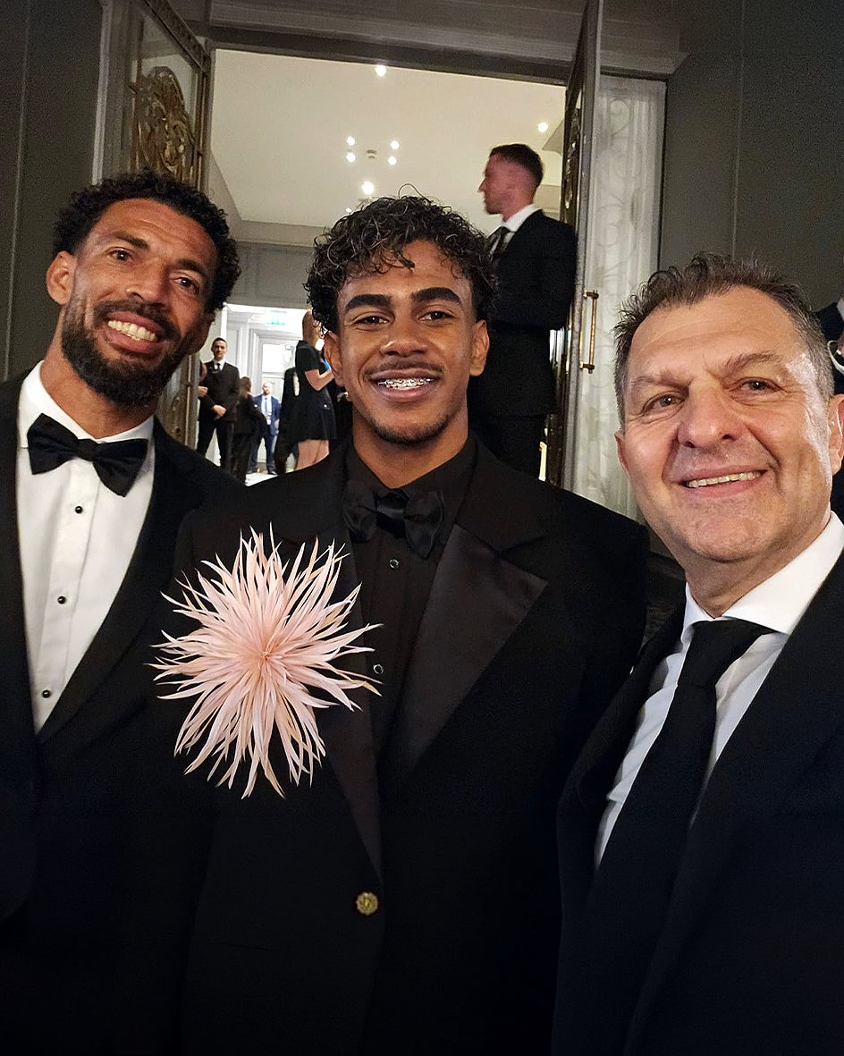 ColoColo's tweet photo. Es un privilegio compartir con los mejores del mundo en Londres ⚪⚫🔥

#ballondor https://t.co/saiWWmXNSB