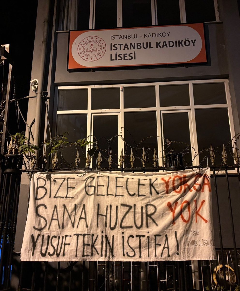 Durmaz_FH's tweet photo. MEB Bakanı Yusuf Tekin’i protesto etmek için “Bize gelecek yoksa sana huzur yok! Yusuf Tekin istifa!” yazılı pankart asan iki öğrenci tutuklandı! https://t.co/YqYHbYaGk4