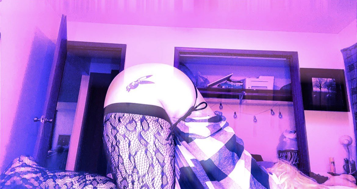 sierramistt420's tweet photo. Is flannels and fishnets a vibe or nah? https://t.co/MAh5SS7uOh
