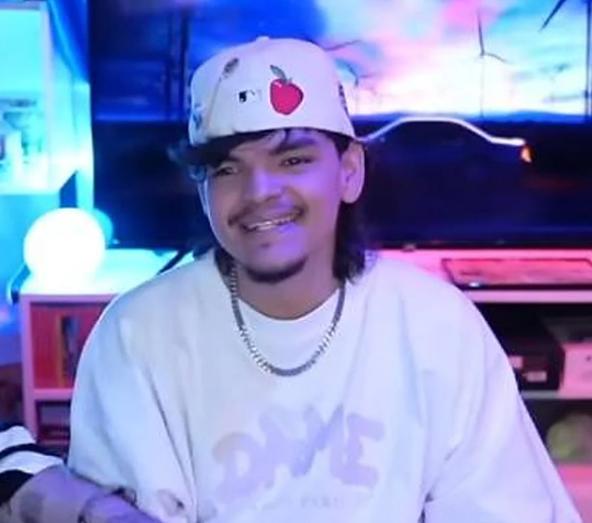 MundoDTP's tweet photo. 😔 FISCALÍA DE NUEVO LEÓN INVESTIGA LA MU3RTE DE EL KOMANCHE
El streamer salvadoreño Carlos Mauricio Gómez (30 años) fue hallado sin vida el domingo 25 de octubre en Monterrey. 
Su mánager Byron Reyes confirmó la noticia tras hablar con la familia. El caso quedó clasificado como “muerte a reserva de autopsia”. 
Reportes preliminares apuntan a suspensión y sin huellas de violencia visibles.

Conocido por los Squid Craft Games. Su último post: “Los días simplemente no mejoran”.

¿El bullying en redes pesa demasiado?
#DeTodoUnPoco #ElKomanche #Streamer #NuevoLeón