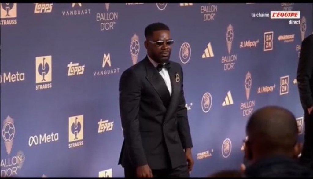 abazwhyllzz's tweet photo. Adekunle Gold at the Ballon D’or  ceremony in London 🇳🇬❤️ https://t.co/KxLBjZUADF