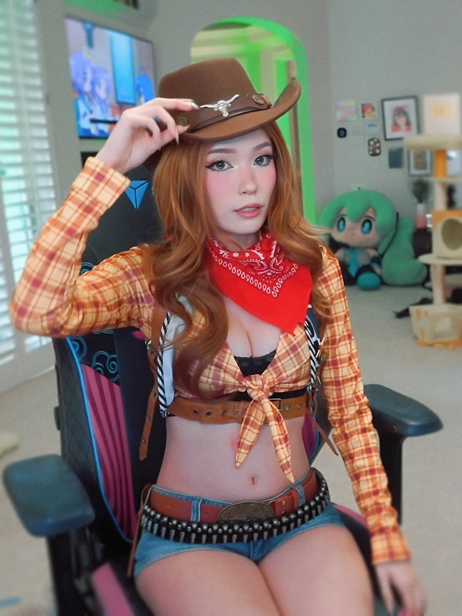 Henrydillman99's tweet photo. The thighs. The tummy. Christ.

#emi #emiru #thighs https://t.co/X5COCELWKA