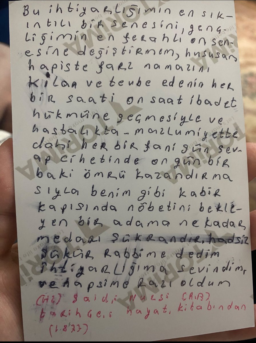 shylgultekin's tweet photo. Bu dedeyi fetöden tutuklayıp türlü hastalıklarına rağmen hapishaneden çıkarmadılar ve sonunda vefat etti. Risaleden aldığı notlar ciğerlerimi yaktı. Böyle yüzlerce dede var içerde. Sadece hakim kararıyla değil, sizlerin desteğiyle oluyor bunlar. Bilmiyorduk’lar işlevsiz artık. https://t.co/RGyREpfXWy