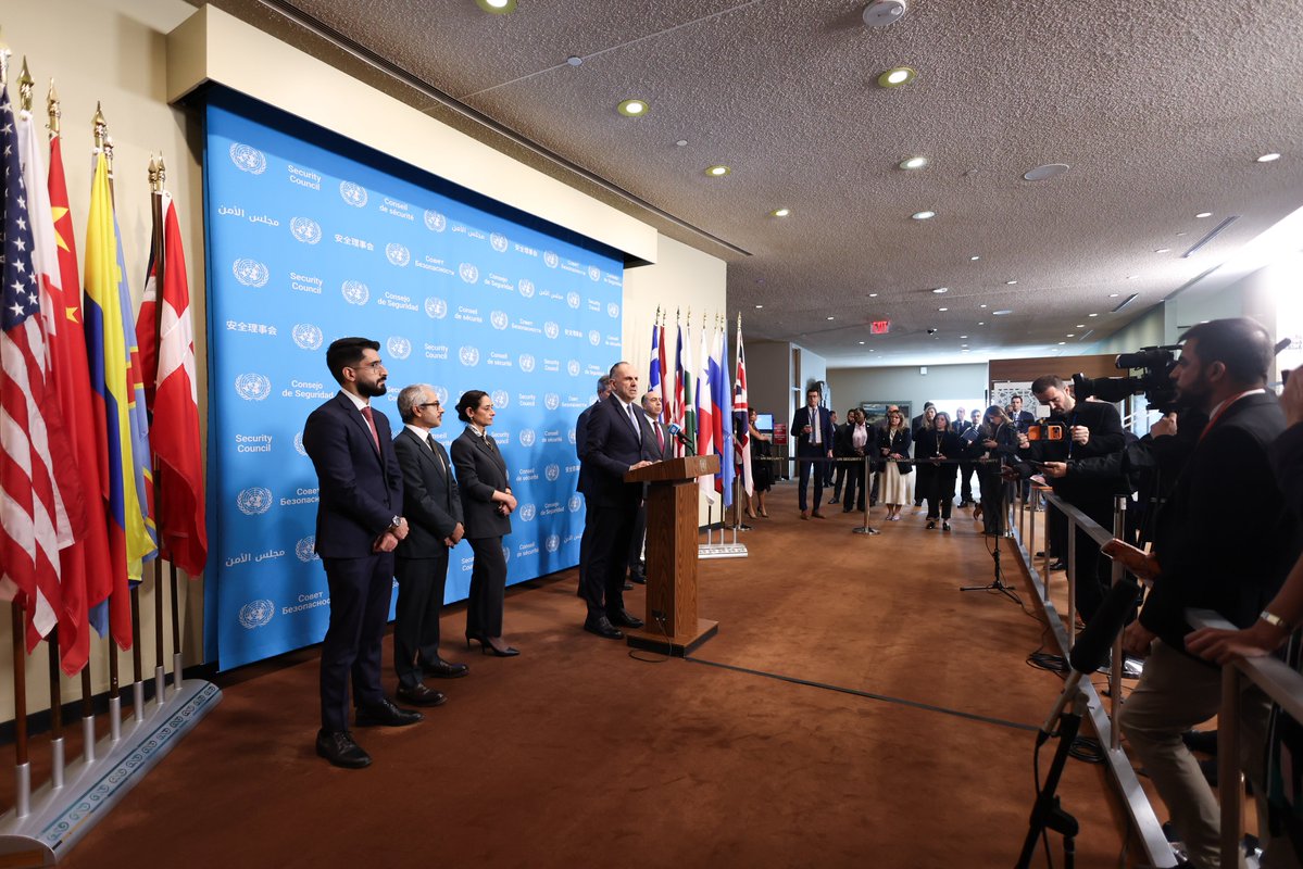 GreeceMFA tweet picture