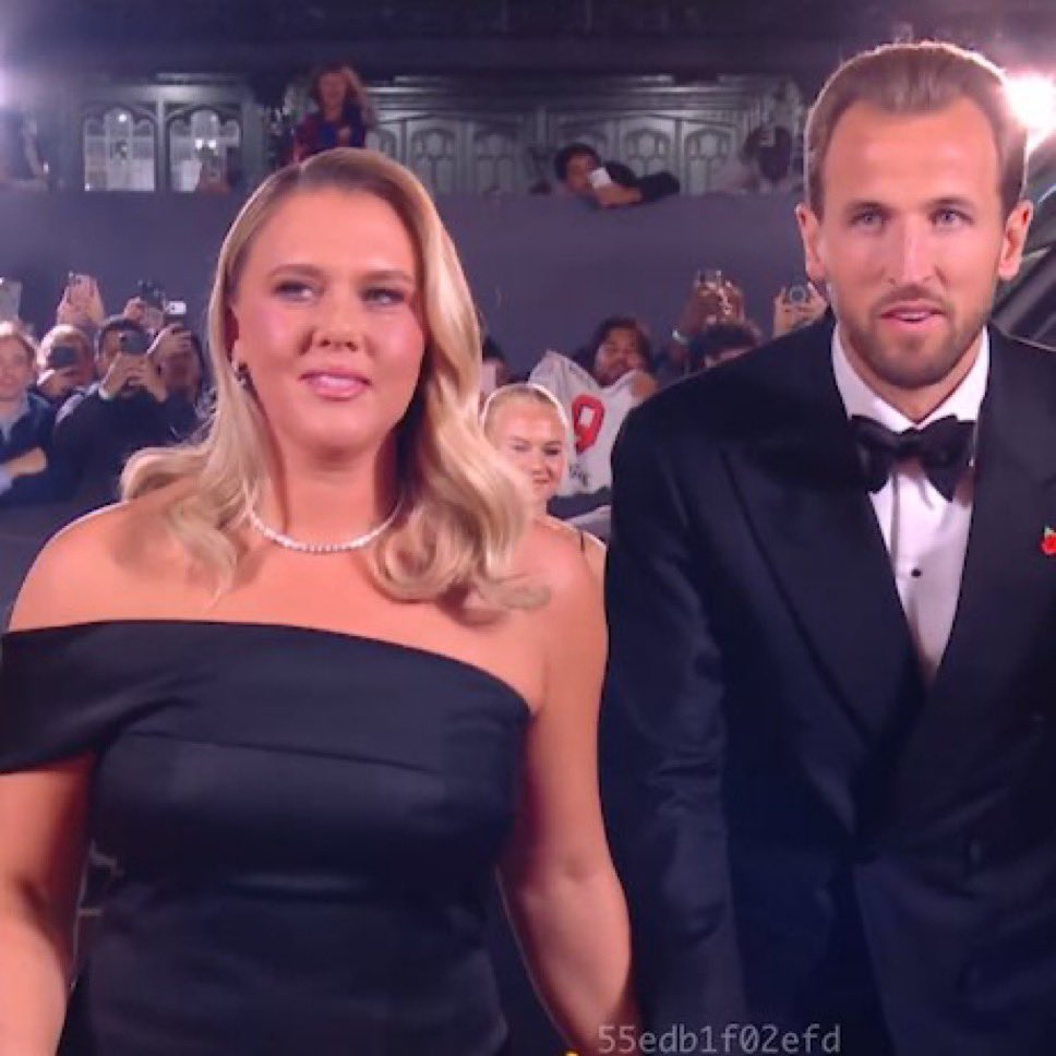 ActuFoot_'s tweet photo. 🚨🚨 PRINCE HARRY KANE 🏴󠁧󠁢󠁥󠁮󠁧󠁿 ARRIVE AVEC SA FEMME !!! 😁 #BallonDor https://t.co/HhoIAqj69X