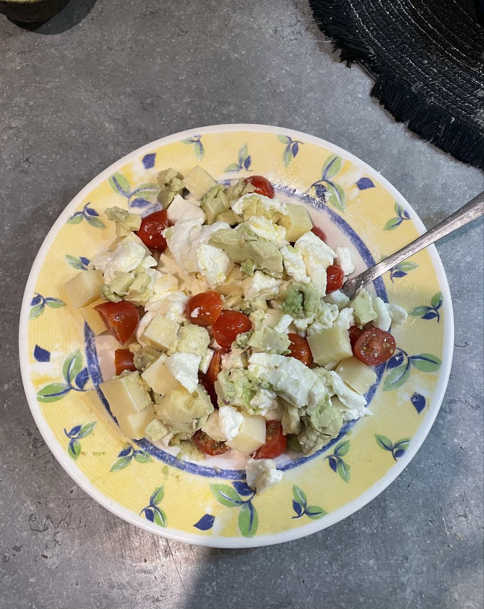 Jmax's tweet photo. J’ai la dalle mais j’ai la flemme de me préparer quelque chose donc je vais juste manger ma salade de tomates mozza comté et avocat. https://t.co/2pcrDhQRkE