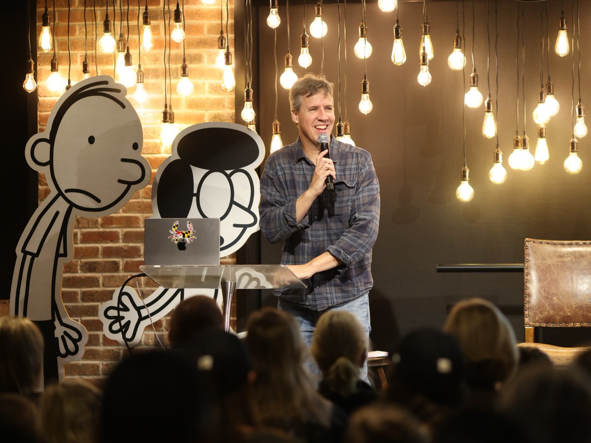 ProvidenceCol's tweet photo. Alumni and families recently gathered at An Unlikely Story in Plainville, Mass., to hear from bestselling author and PC parent Jeff Kinney ’27P (Diary of a Wimpy Kid), who joined us for great conversation, Q&amp;A, and a book signing. 📚🍻

Read more: https://t.co/8Zbdtf3p1I https://t.co/KZWRclTZRO