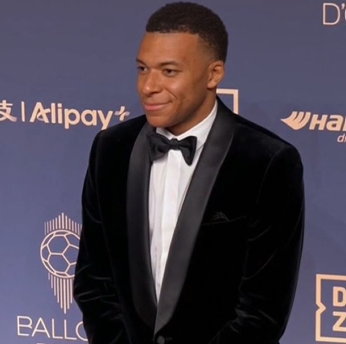 MadridUniversal's tweet photo. 🚨 Kylian Mbappé: "Harry Kane winning the award? He deserves it." https://t.co/u2MOokLUGP