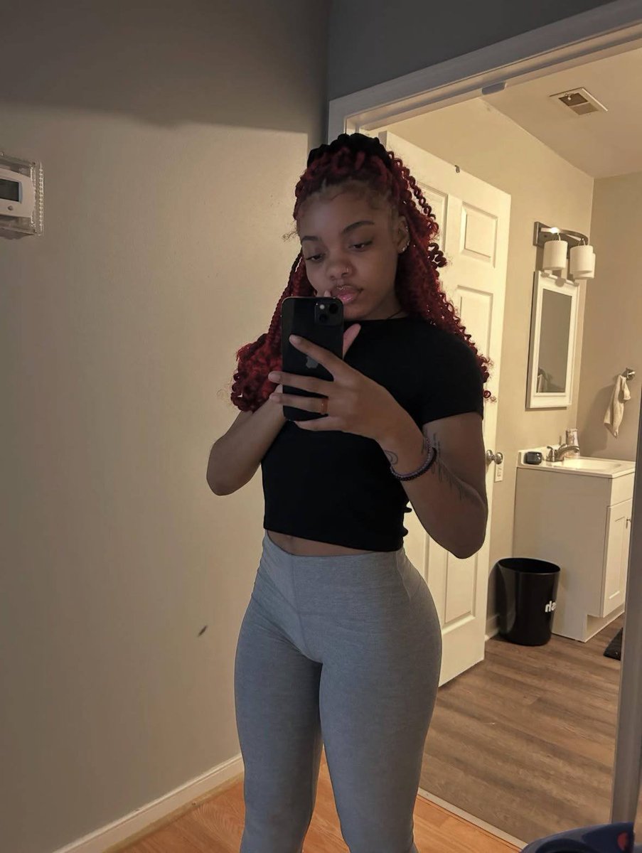 gurlzrt's tweet photo. who fw this #freak https://t.co/u5pwgYibON