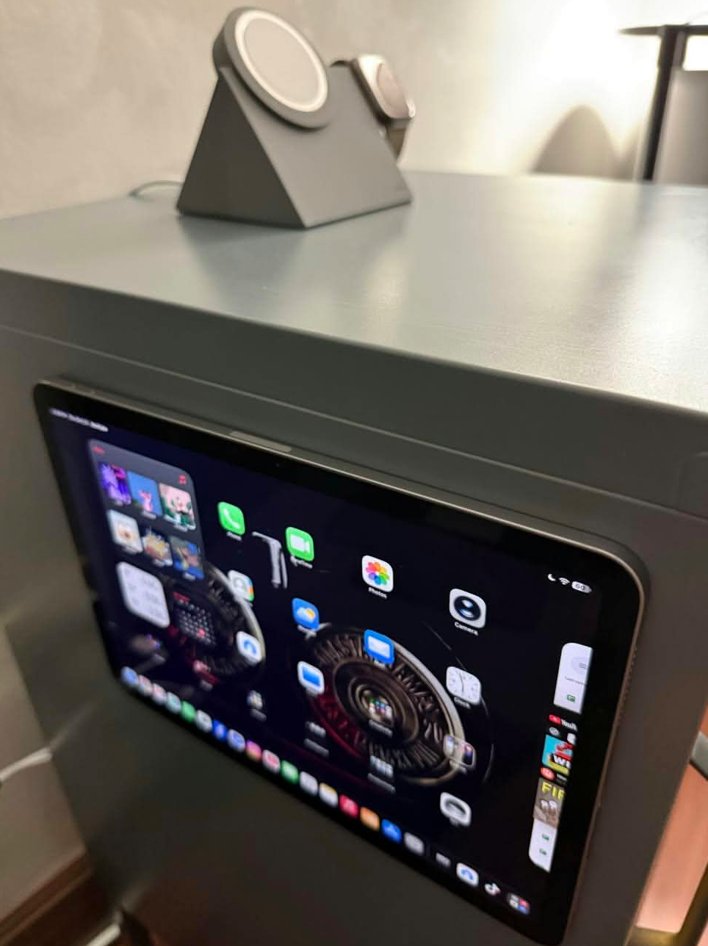 Sensoopp's tweet photo. Just found out this new iPad has magnets =)) 

using it like this is damn cool, but not sure if it’s bad for the device ?

Has anyone tried it like this ? https://t.co/YZWbxMxDS4