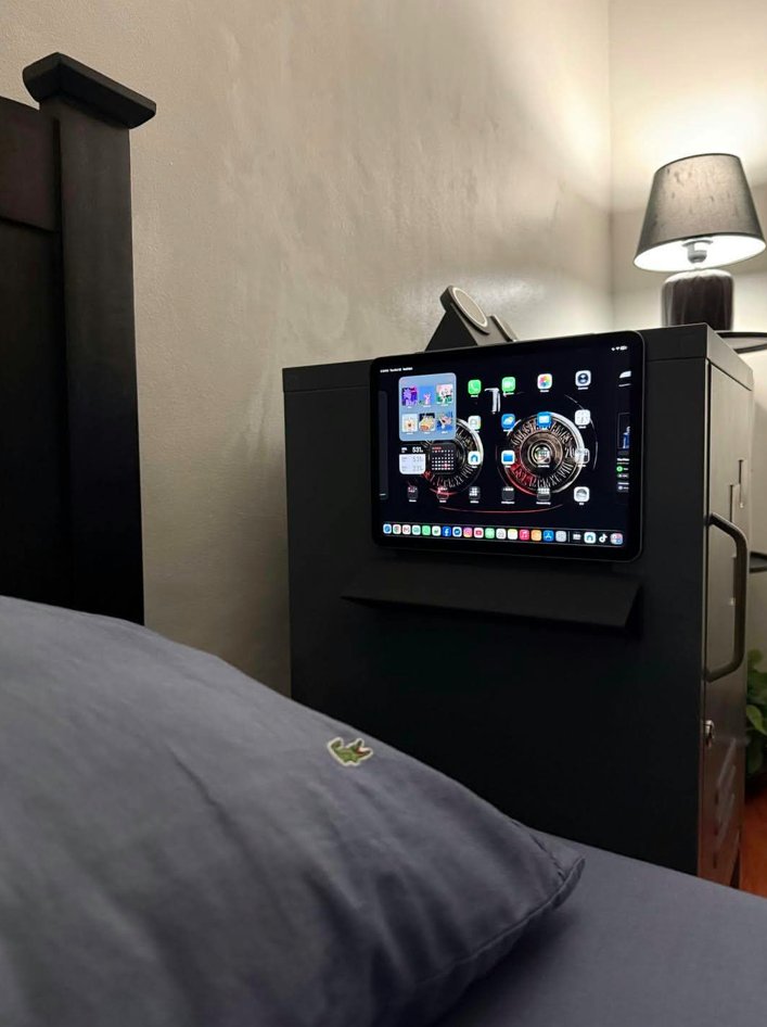 Sensoopp's tweet photo. Just found out this new iPad has magnets =)) 

using it like this is damn cool, but not sure if it’s bad for the device ?

Has anyone tried it like this ? https://t.co/YZWbxMxDS4