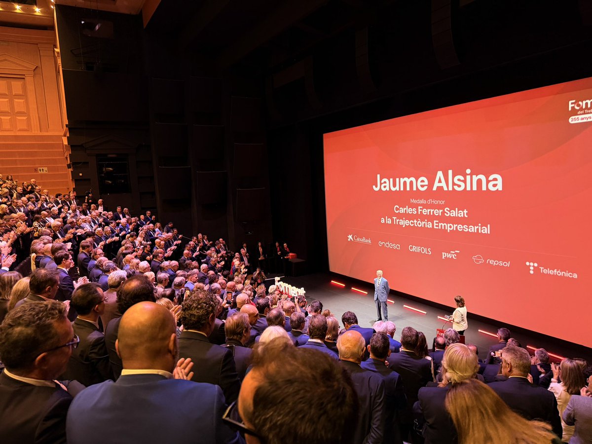 JuntsParlament's tweet photo. La presidenta del grup parlamentari @mncsls encapçala una delegació de diputats de Junts que assisteix a la XIX Gala de @FomentTreball al Teatre Nacional de Catalunya. https://t.co/a0UGE8CKmC