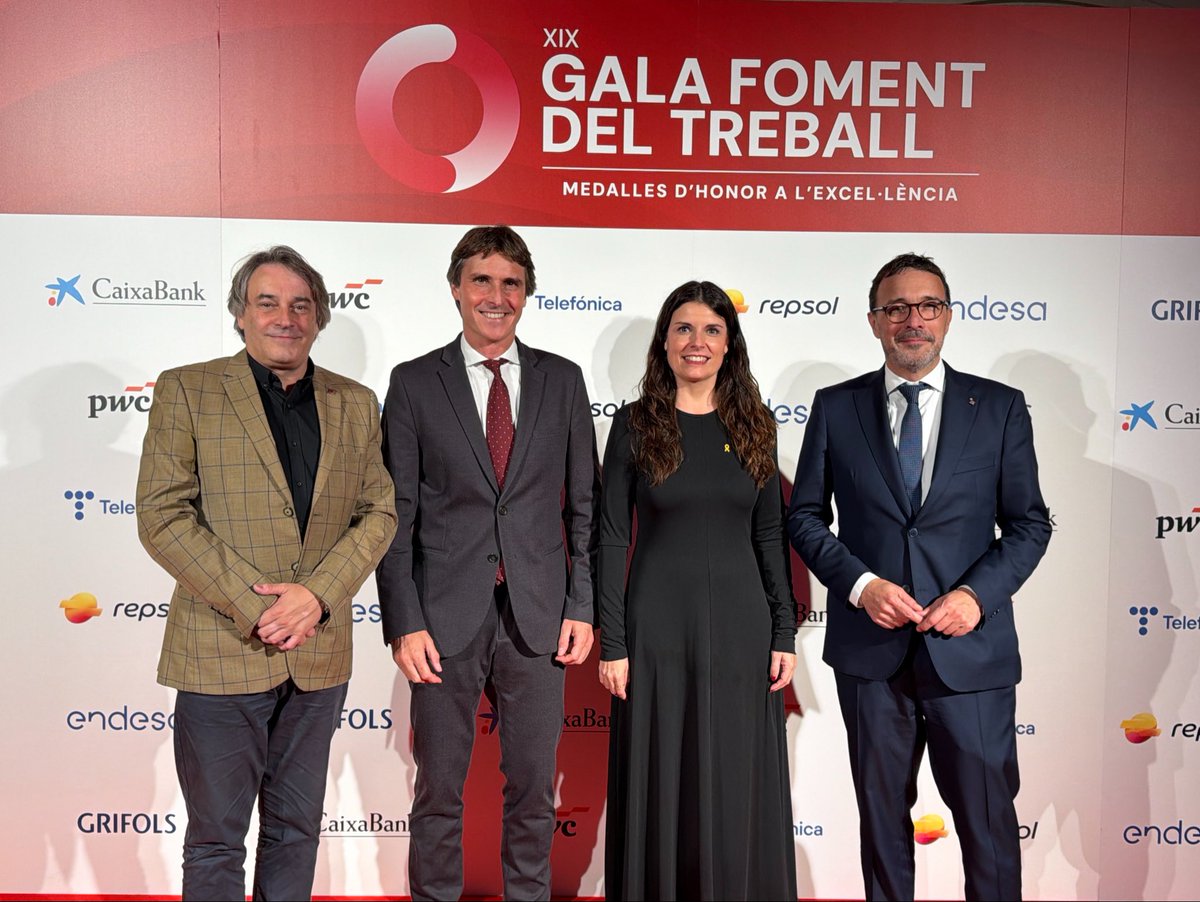 JuntsParlament's tweet photo. La presidenta del grup parlamentari @mncsls encapçala una delegació de diputats de Junts que assisteix a la XIX Gala de @FomentTreball al Teatre Nacional de Catalunya. https://t.co/a0UGE8CKmC