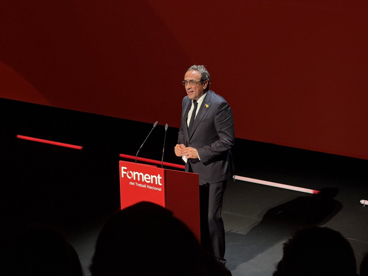 JuntsParlament's tweet photo. La presidenta del grup parlamentari @mncsls encapçala una delegació de diputats de Junts que assisteix a la XIX Gala de @FomentTreball al Teatre Nacional de Catalunya. https://t.co/a0UGE8CKmC