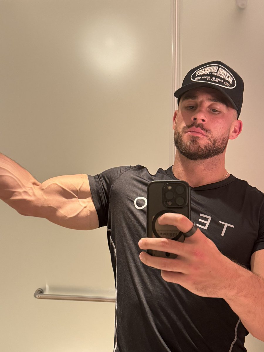 philslockedin's tweet photo. Just tryna build the maddest arms that’s all🤝🏼 https://t.co/vUF239HCHT