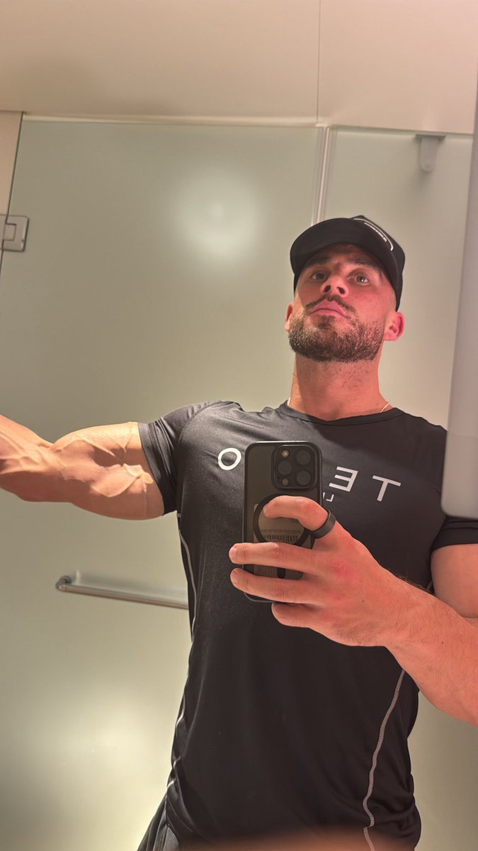 philslockedin's tweet photo. Just tryna build the maddest arms that’s all🤝🏼 https://t.co/vUF239HCHT