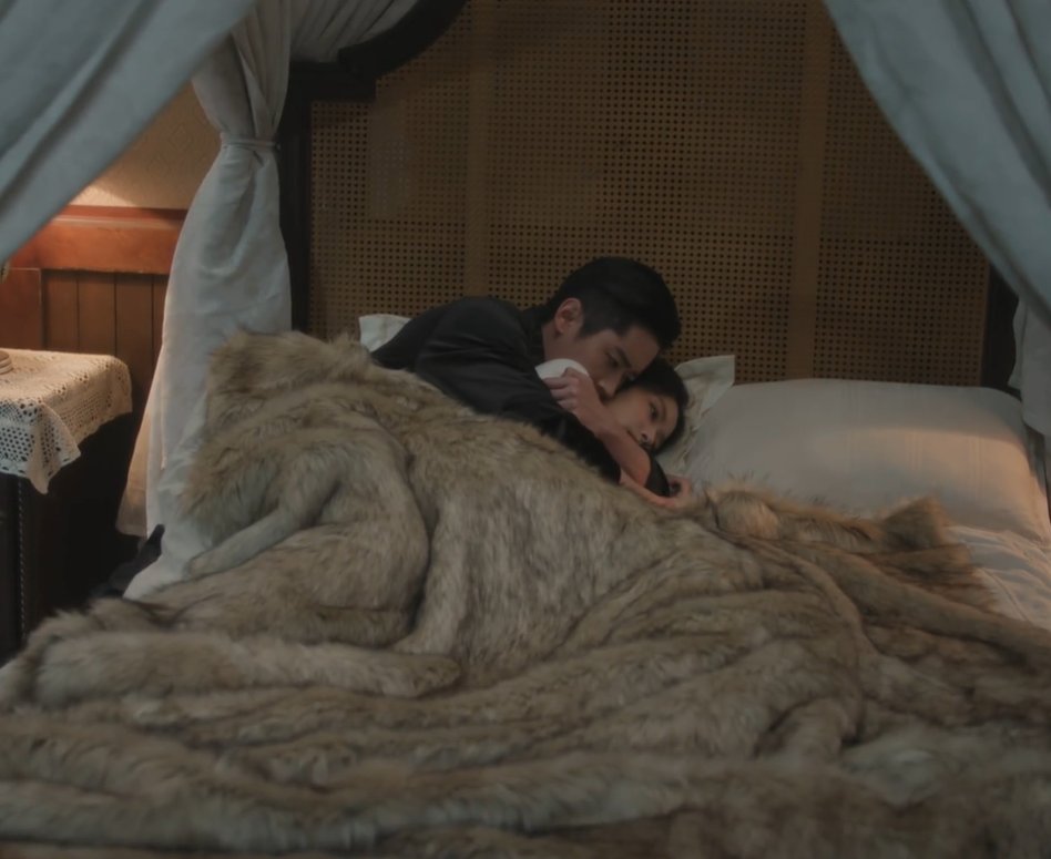 AddictedKard's tweet photo. Chang Xuan's character development in a nutshell:

Beginning: "You will do as I say."
Middle: "I will protect you, even if you hate me."
Now: "I scared you today. I'm sorry." wraps himself around her like a clingy octopus https://t.co/QxDLPgM9K7