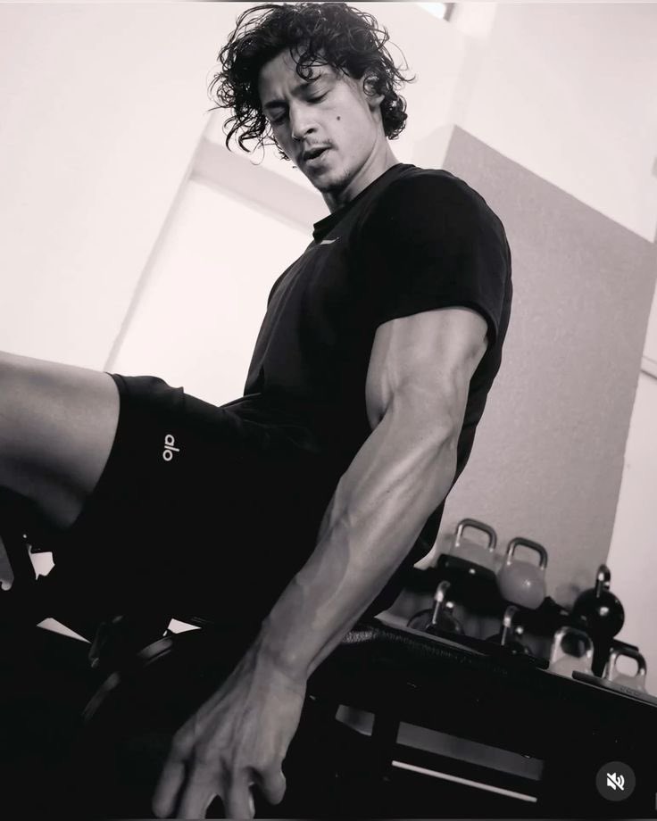 zenssdayaa's tweet photo. The way Emilio always working out he was born to play Xaden Riorson https://t.co/whdqgb5S07