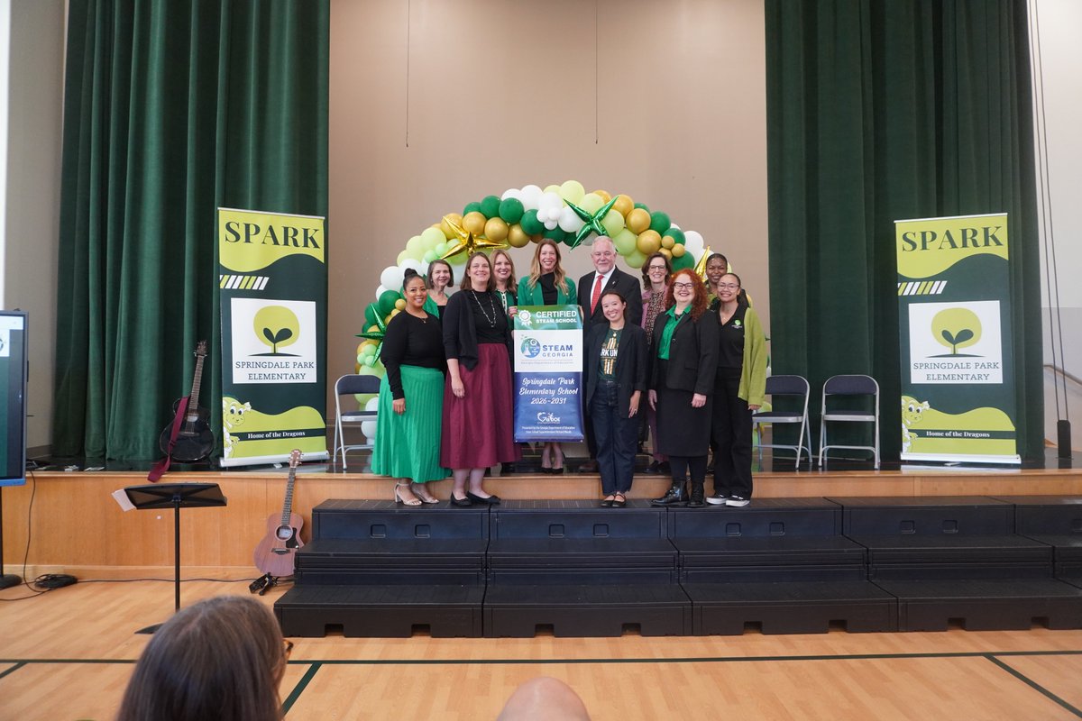 APS_SPARK's tweet photo. What an exciting day at SPARK! 💚We are so proud to receive our John Hancock and STEAM banners from @georgiadeptofed ! Honored to welcome State Superintendent Richard Woods for a walkthrough showcasing our amazing students, teachers, and STEAM learning in action! @DrJohnsonSPARK https://t.co/CyNQ5BJ0KM