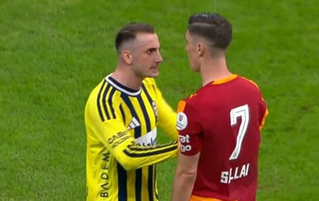SinyorBoey's tweet photo. Gitmiş takımın en efendi topçusunun üstüne yürümüş eziksin lan sen adi bir eziksin https://t.co/GBxrwxhCEU