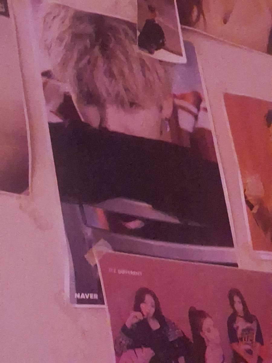 marmybeloved's tweet photo. @belongstoavi dios SI me pican las manos necesito comprarme 20 pcs YA Re q mi pared ahora es esto https://t.co/mhejnehfB7