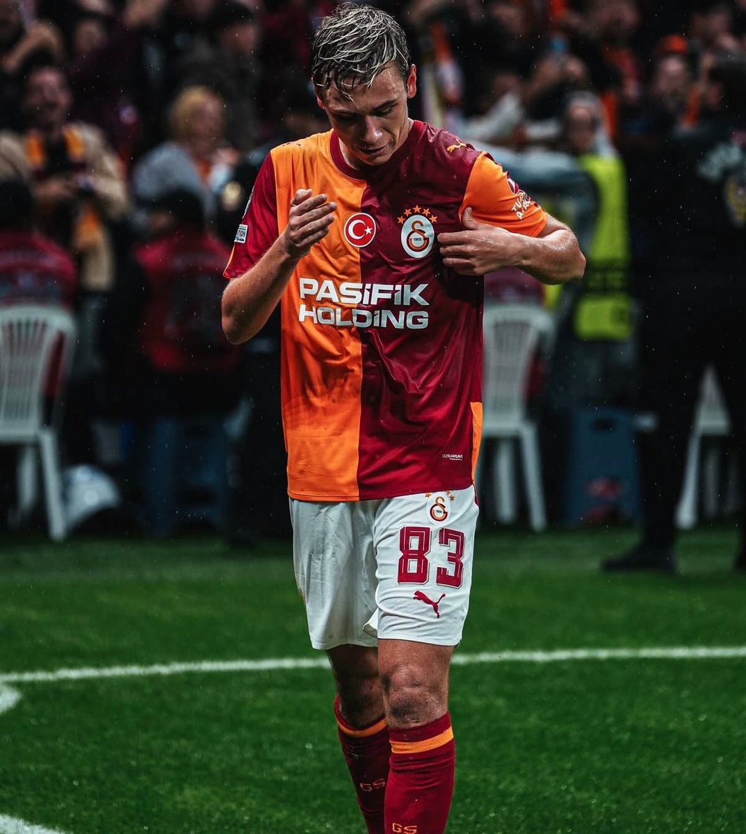 Burakeren_1987's tweet photo. Ekim devrimiydi bu performans. Her maç kendine biraz daha aşık edip, son ses Sovyet Kızıl Ordu marşını söyletiyor.. https://t.co/XSiavhXXRy