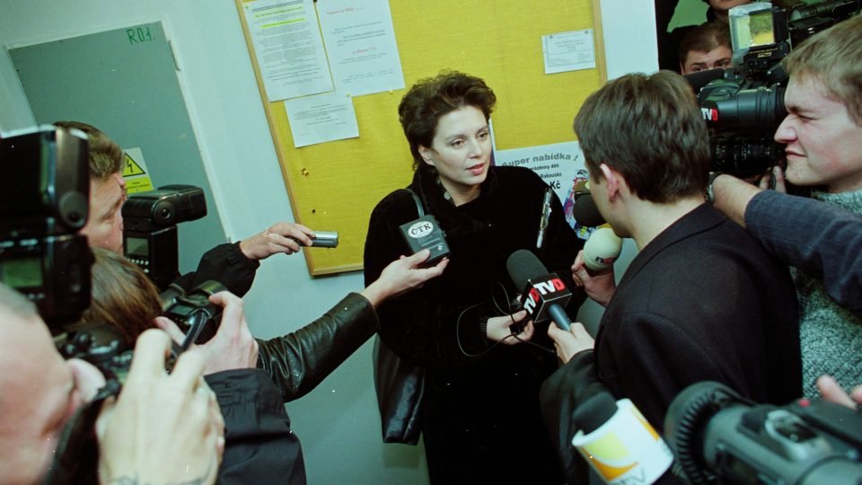 vojta_zelenka_'s tweet photo. Pamatujeme si všichni, jak to dopadlo na přelomu let 2000 a 2001, když chtěl mocenský blok reprezentovaný opoziční smlouvou sáhnout na ČT, že ano?
Krize v ČT významným způsobem oslabila Klause a Zemana a nastavila vysoký práh pro přímé politické zásahy do chodu veřejnoprávních médií.
Okamura, Macinka i Babiš na tuhle svatou válku proti ČT a ČRo doplatí.