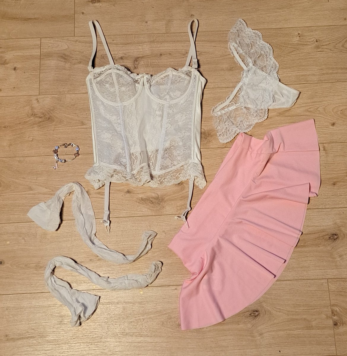 SiteSissy's tweet photo. Here's my pretty outfit that I'm wearing tonight whilst being taken out for cruising. I hope to be lucky. #thesissysite #sissy #crossdressing #crossdresser #bnwo #Blacked #cuckold #crossdressinguk #cumslut #3some #dogging https://t.co/z0MlGSfSzK