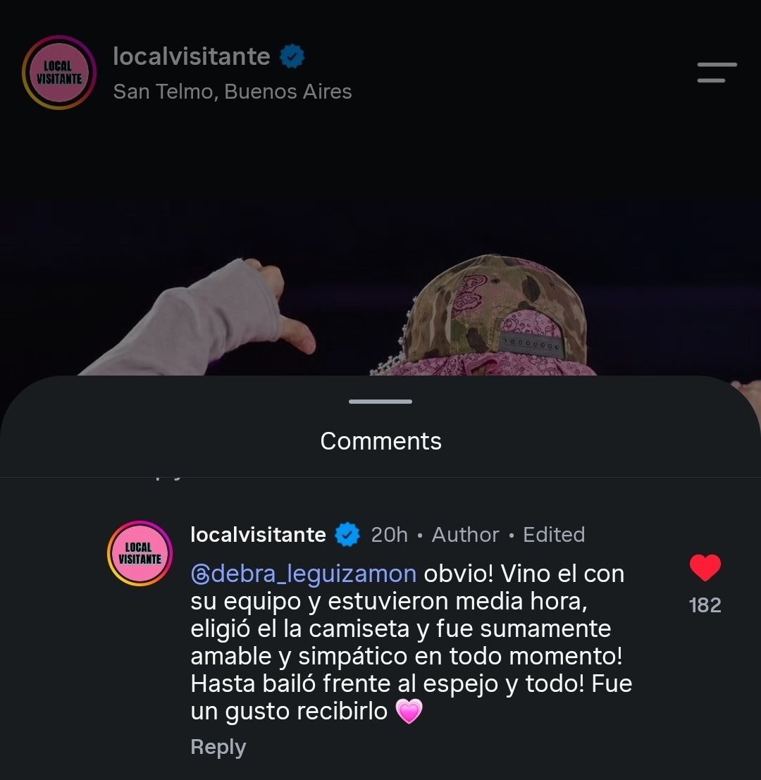 hobicorebr's tweet photo. A loja Local Visitante respondeu um comentário sobre o j-hope:

"Ele veio com a sua equipe e ficaram meia hora, ele mesmo escolheu a camisa e foi extremamente amável e simpático o tempo todo! Até dançou na frente do espelho e tudo mais! Foi um prazer recebê-lo 🩷" https://t.co/7jjupbkoJG