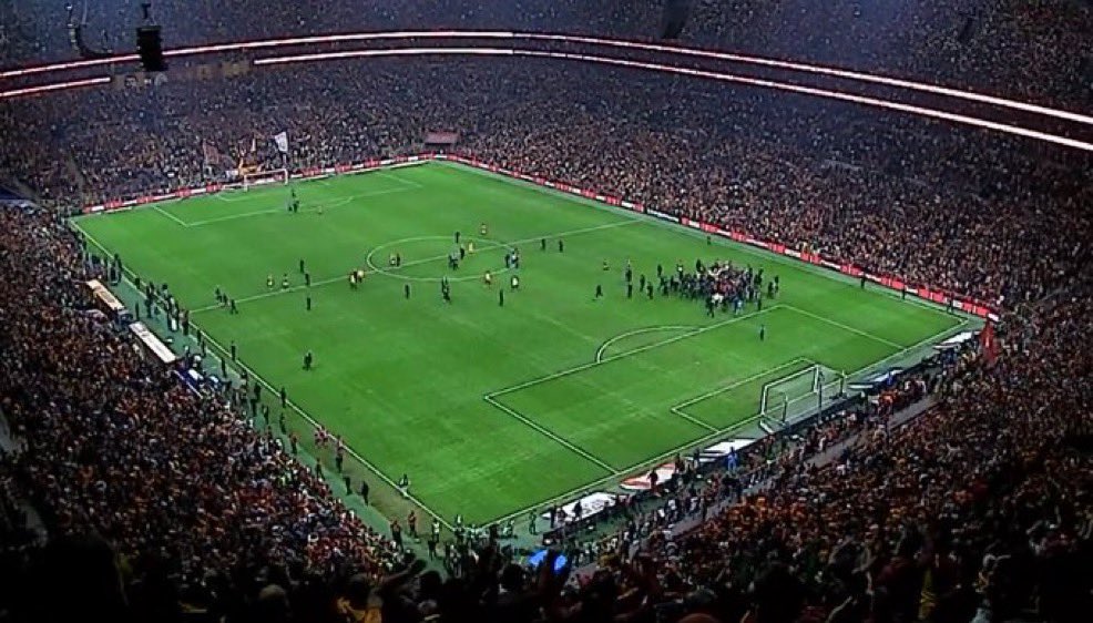 bigdansport's tweet photo. 🚨NEW: A huge fight broke out after the Galatasaray 2-1 Fenerbahce Derby 

#GalatasarayFenerbahçe https://t.co/FG1e9JmFKO