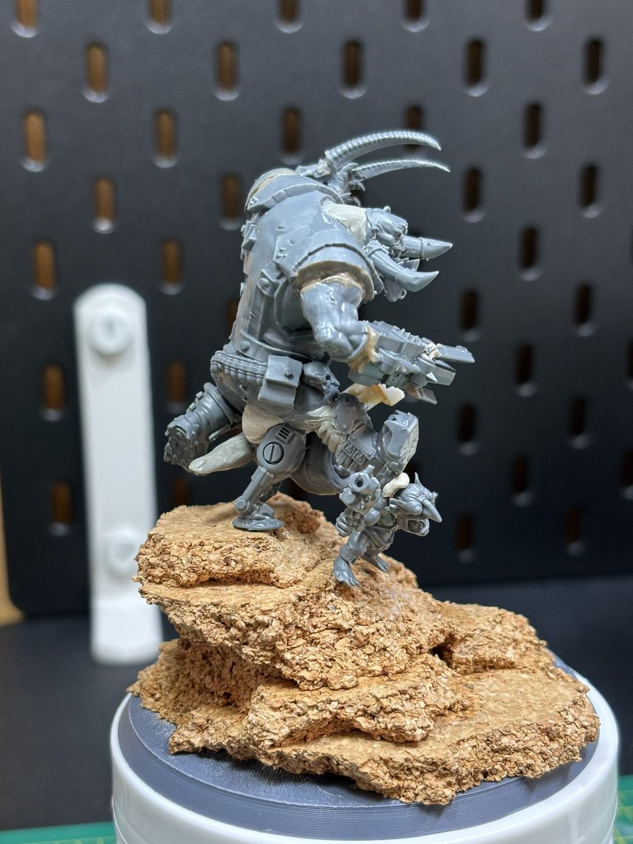 Diko_MOTM's tweet photo. I love kitbashing! It just gives you so much creative expression. Kits in comments! @WarhammerSasebo @WarhammerOKNWTo @WH_JPN @warhammer #orktober #kitbash #40k #warhammer40k https://t.co/hAbAtiFYiG