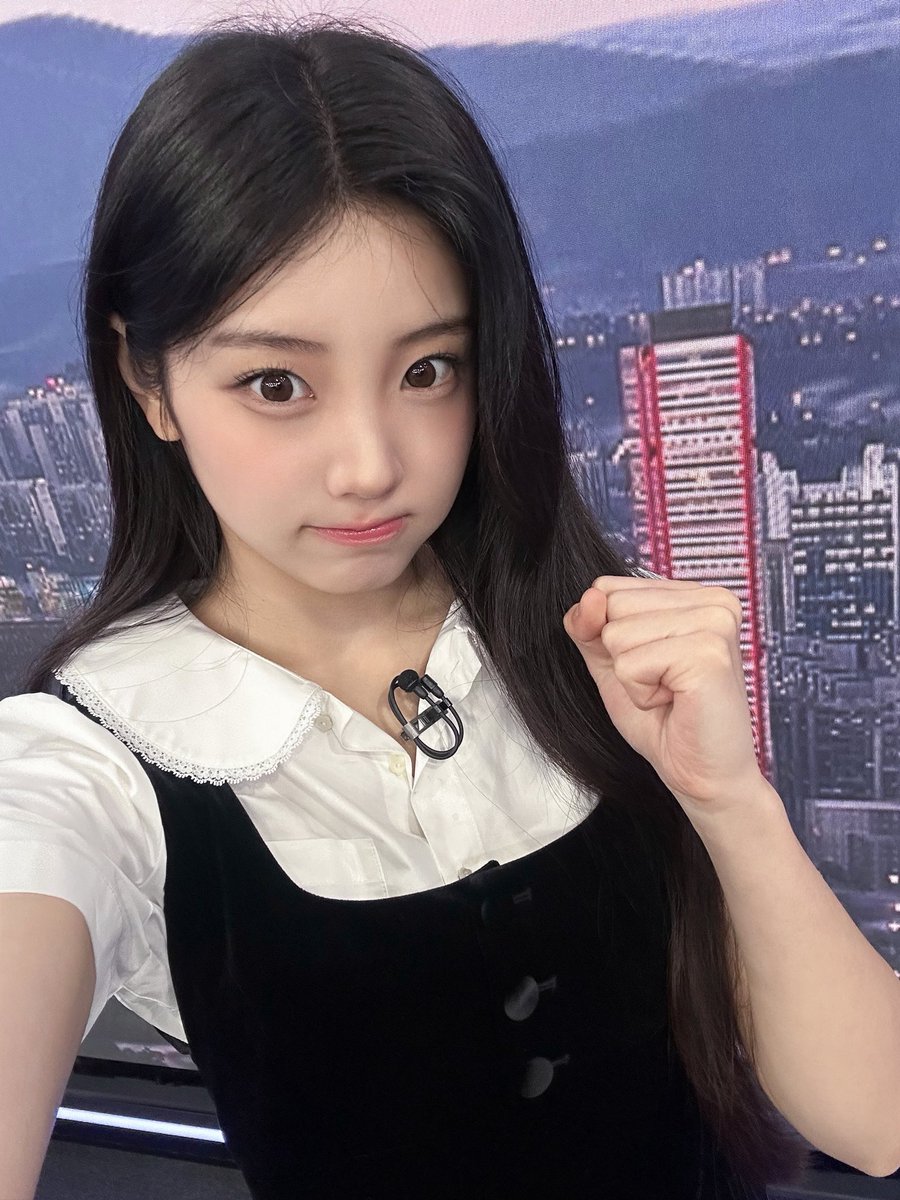 ILLIT_official's tweet photo. [#DAILY_IT]
글릿의 아침을 체포하겠어~!  ε( c*`꒳´)🚨
원희와 함께 행복한 하루 시작하기☀️

261027 @ JTBC 아침&amp;
#ILLIT #아일릿 #WONHEE #원희 https://t.co/mIwJIazXu4