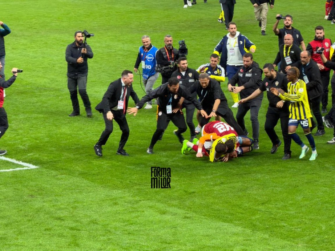 GSarayVideo's tweet photo. Abdülkerim Bardakcı ve Archie Brown kırmızı kart gördü. (beIN SPORTS) https://t.co/FOBLubNZQz