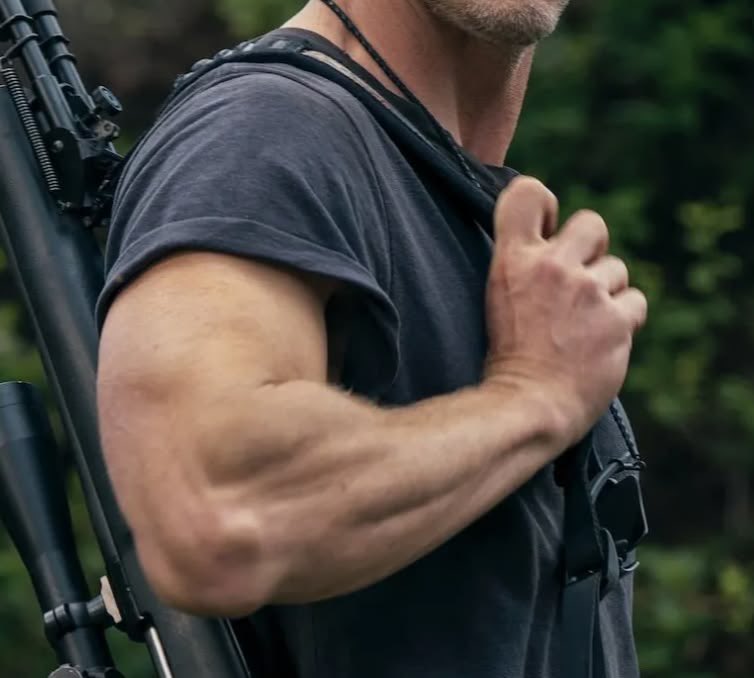 cronnibal's tweet photo. i love men with big hands https://t.co/cVDYihPbPL