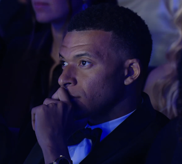 TouchlineX's tweet photo. 🚨 𝗡𝗘𝗪: Lamine, Mbappé and Kane enjoying the performance. https://t.co/QgWWRmj92e