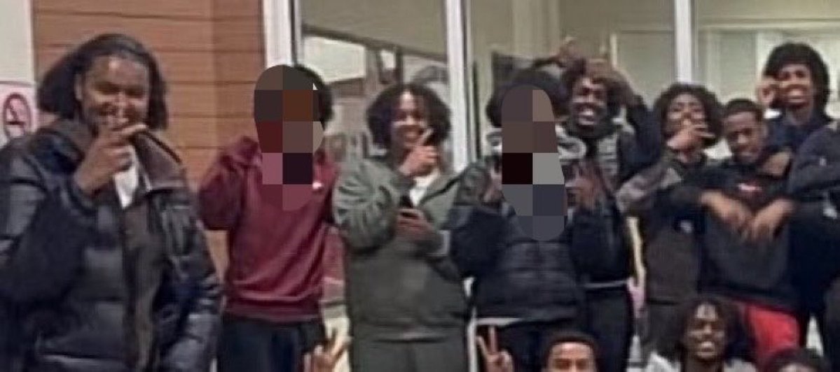 aidee3543's tweet photo. @LASTNEWYORKER88 @Lucasdahdemigod @99ovrr_ They don’t, my graduating class of 2023. Avg Somalis none of them have a big forehead, everyone just cherry picks dysgenic people they could find. Which one of us here have a “swollen head”? https://t.co/BVfoxnvwbE