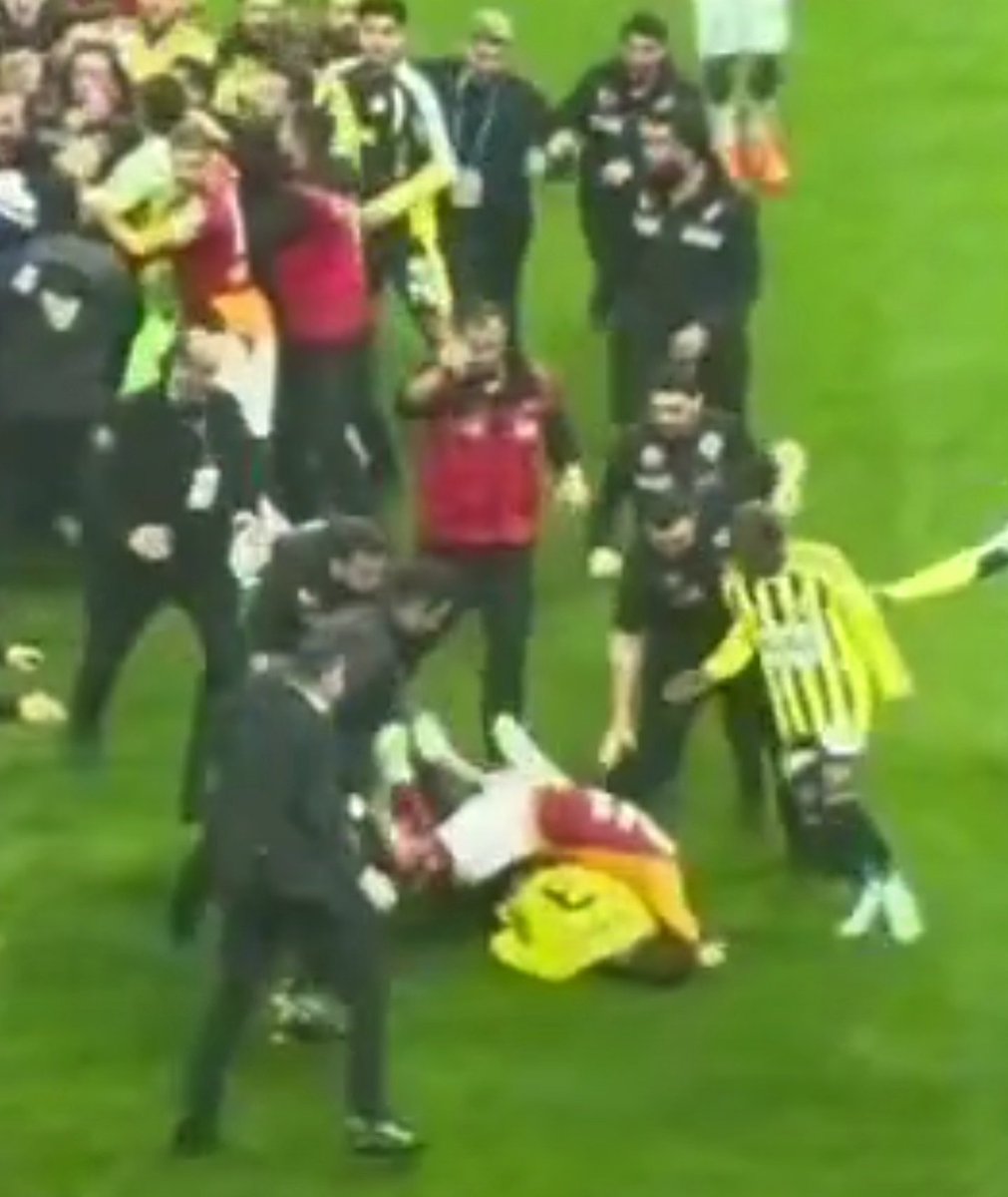 TRChrisPaul's tweet photo. @Feneristcom Öyle arkadan saldırıp saldırdığı anın ilk karesini paylaşmak olmaz 2 saniye sonra devamını da atsana 😂😂 https://t.co/7iW7YWHuDV