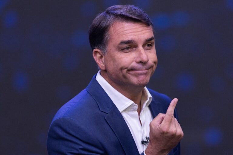 NupesNews's tweet photo. 🔴⚠️ Pour éviter une fuite de Flávio Bolsonaro aux États-Unis, le candidat battu a été cité à comparaître par la justice pour remettre son passeport et qu'il lui est interdit de quitter le pays. Bolsonaro est empêtré dans une affaire de corruption depuis plusieurs mois. https://t.co/SQgJHgsyTt