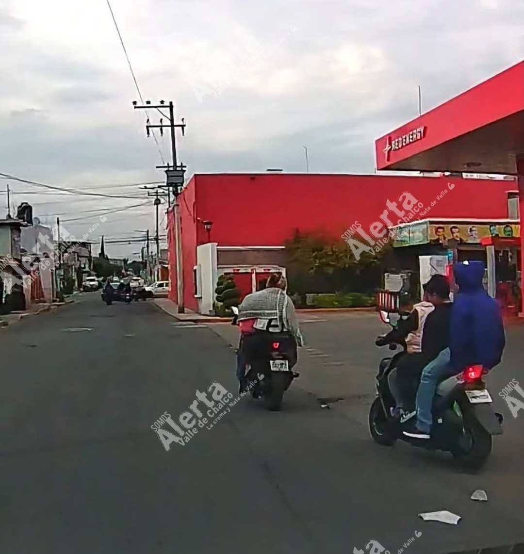 AlertaValledech's tweet photo. 🚨 ¡MONTONEROS Y SIN RESPETAR NI UNA REGLA DE TRÁNSITO! 🚨

CHALCO, sobre la Av. Solidaridad.

Resulta que este fin de semana un grupo de personas a bordo de dos motos, al parecer integrantes de una misma familia, después de un altercado vial se le fueron en montón a un automovilista.

Como se ve en el video del 25 de octubre, entre todos le patearon y le golpearon el coche, causando daños. El señor solo iba circulando y estos se le cerraron.

Lo peor de todo es lo que se ve en las imágenes:

❌ Llevan menores de edad a bordo
❌ Hasta 3 personas por moto
❌ Nadie trae casco
❌ Se paran a mitad de la avenida a hacerla de bronca

Y luego se quejan cuando pasa un accidente.

El afectado ya levantó su denuncia por daños y lo que resulte, así que se pide compartir para que las autoridades den con ellos y respondan por lo que hicieron.

Si los reconocen, repórtenlos. No se vale que por gente que no respeta el reglamento de tránsito la lleve gente que sí va tranquila manejando.

#Chalco #AvSolidaridad #DenunciaCiudadana #Edomex #MotoRatones