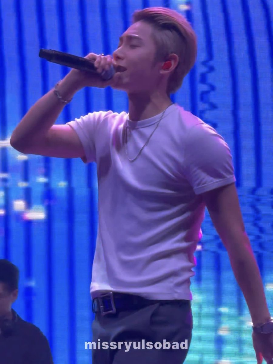 ryulnade's tweet photo. okay mr. 54cm broad shoulder kim ryul ?! https://t.co/gzs1LUaQ6H