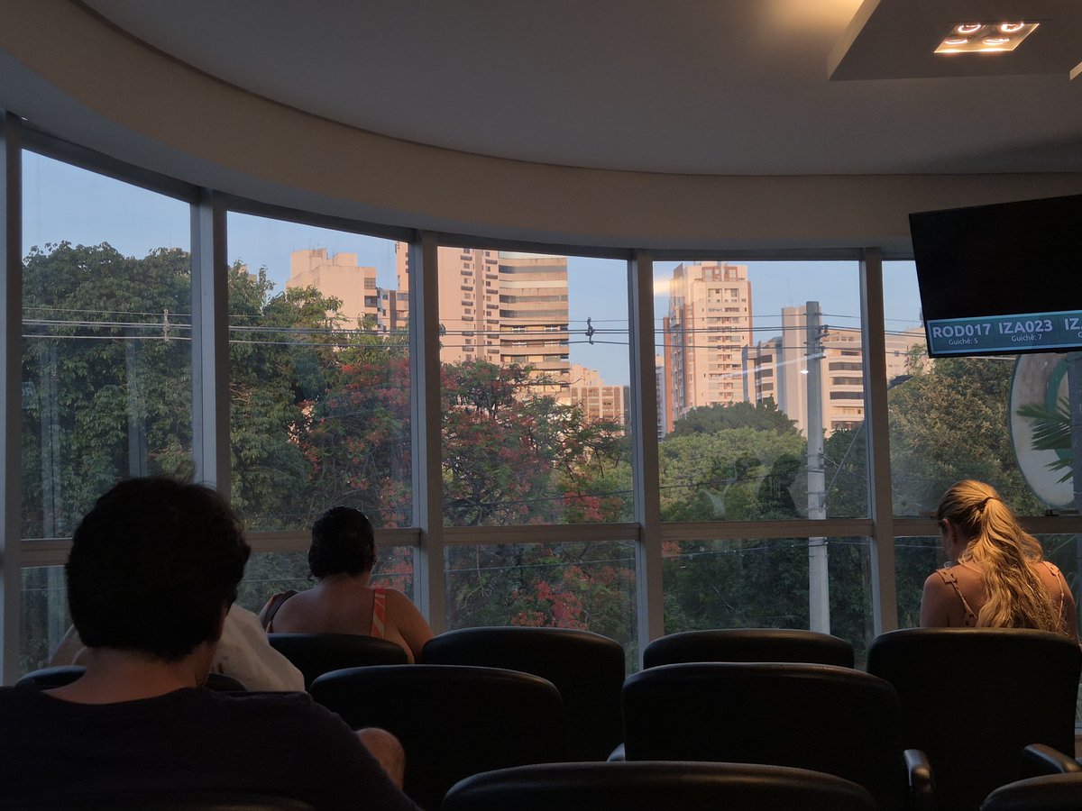 tocadecoeIho's tweet photo. tentando ignorar que pra esquerda desse parque tem dois cafés muito gostosos com docinhos muito gostosos e suquinhos muito geladinhos e docinhos e Carinhos dos quais nao posso gastar meus mangos https://t.co/QKtYJUrrLG